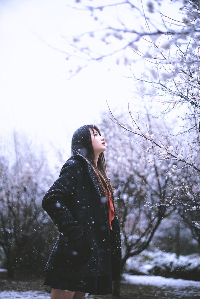 雪地上的清纯女子图片  第6张
