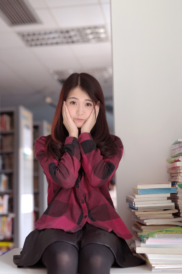 格子衫美女甜美卖萌图  第8张