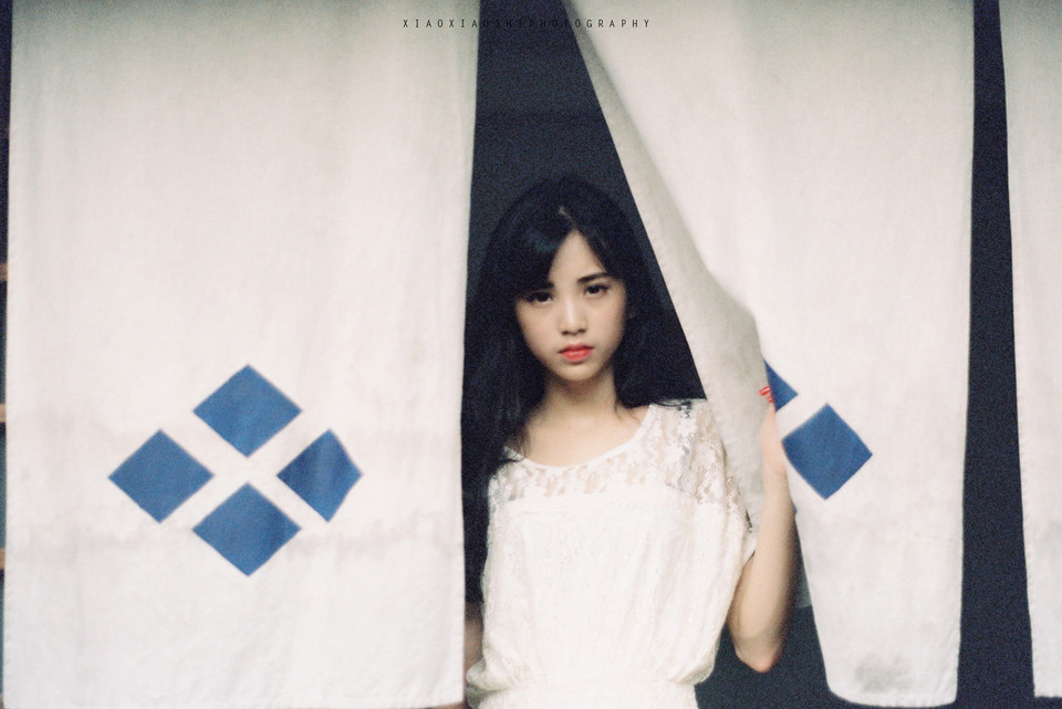 白裙蕾丝美女呆萌写真  第5张