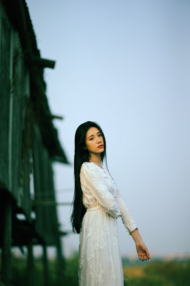 长裙女子户外思绪  第3张