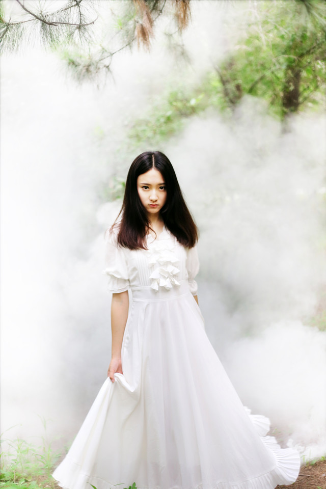长裙飘飘女子在森林  第1张