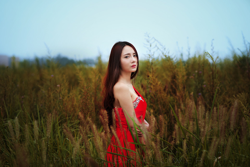 草地上红裙亮眼美女  第11张