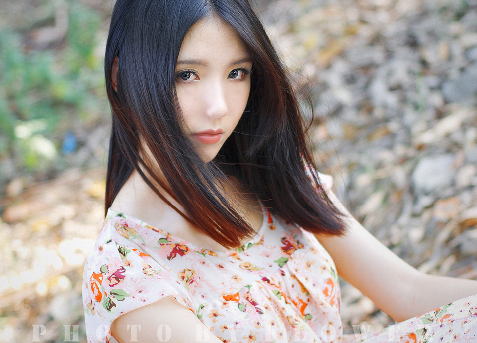 森林里面的碎花长裙唯美图  第6张