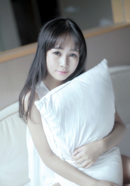 纯白少女的室内唯美图片  第6张