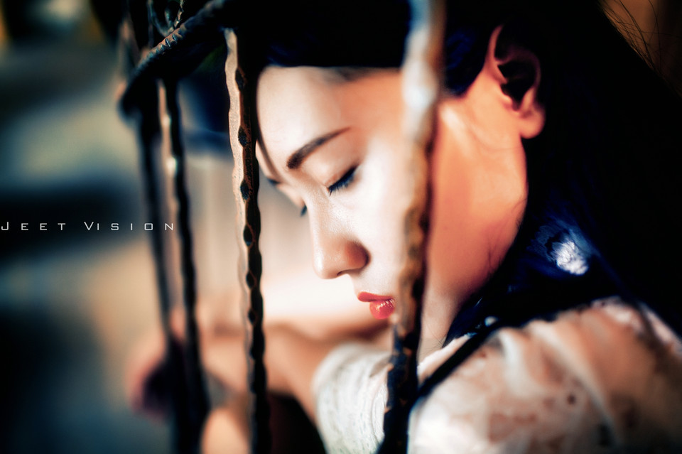 安静女子的红唇图片  第2张