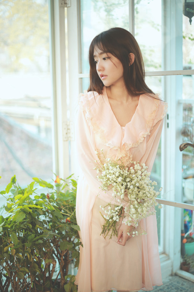 清纯迷人长发女子图片  第4张