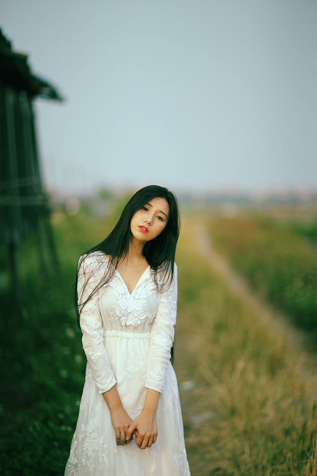 长裙女子户外思绪  第8张