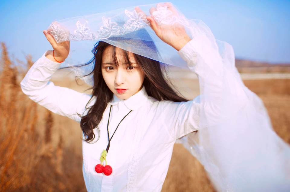 白裙姑娘户外卖萌写真  第10张