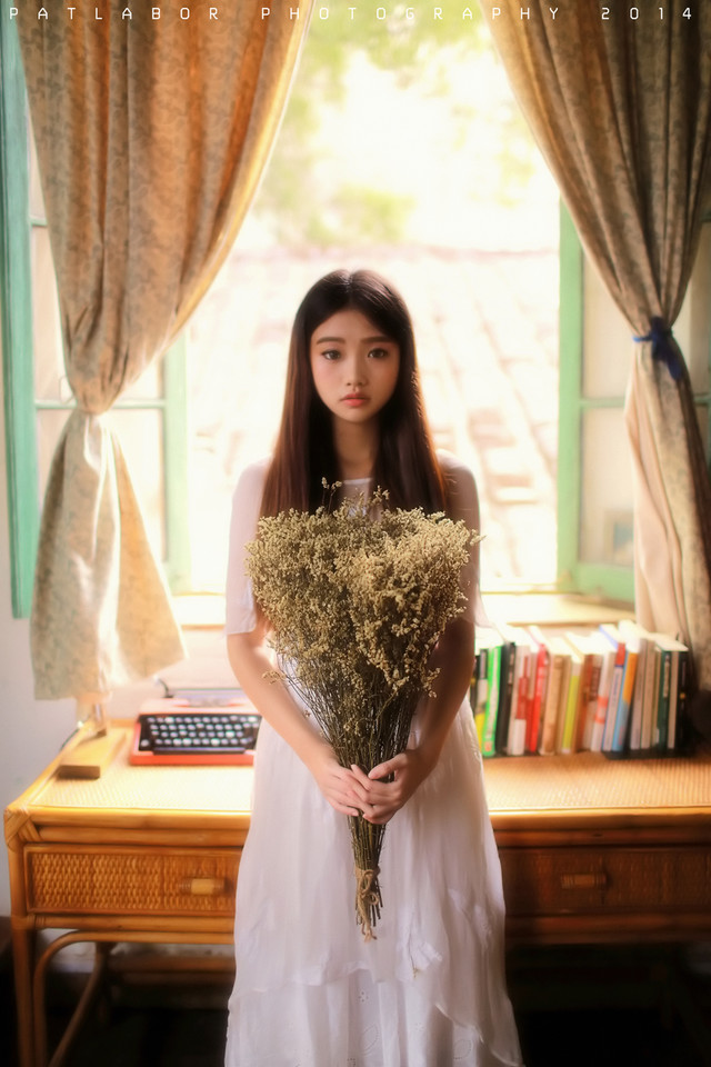 清纯白裙美女在等待  第11张