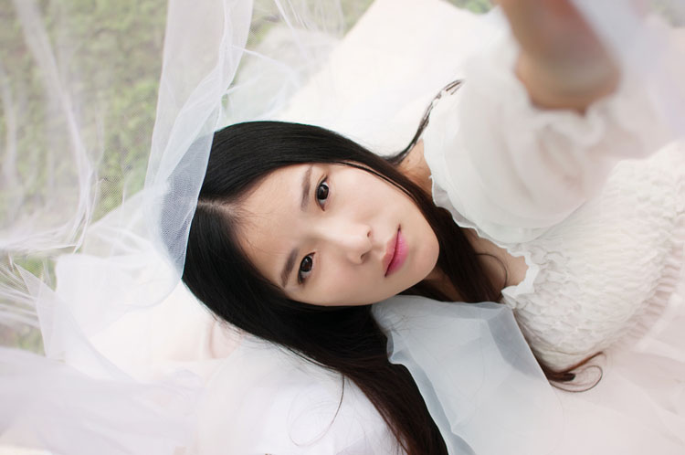 天使女孩户外的清纯写真  第1张