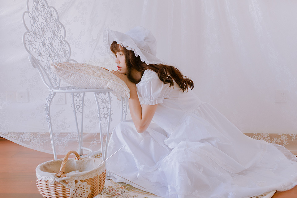 纯白私房的白裙卷发女子  第9张