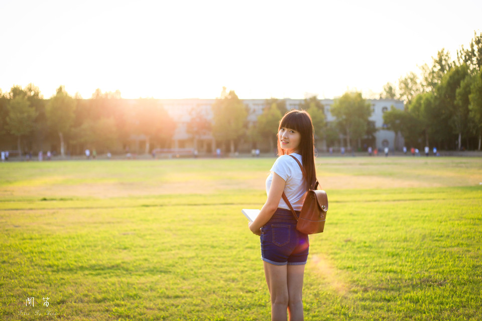 教室内的清晨长发美女  第6张