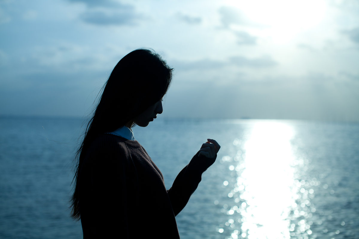 想去海边旅行的长发女子  第2张