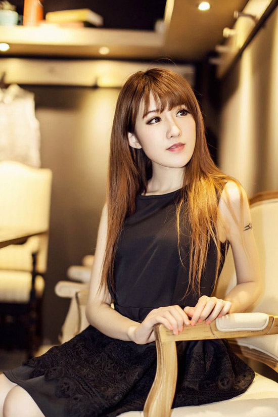 复古书店的清纯动人美女  第11张