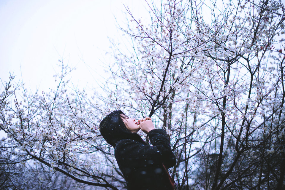 雪地上的清纯女子图片  第9张