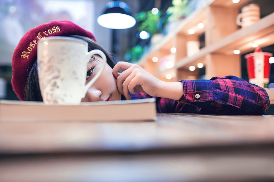 复古女子户外气质写真  第9张