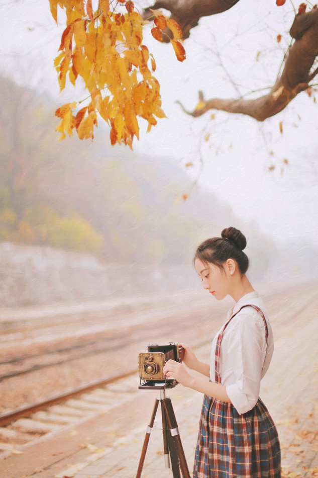 秋日的清纯女子铁轨图  第11张