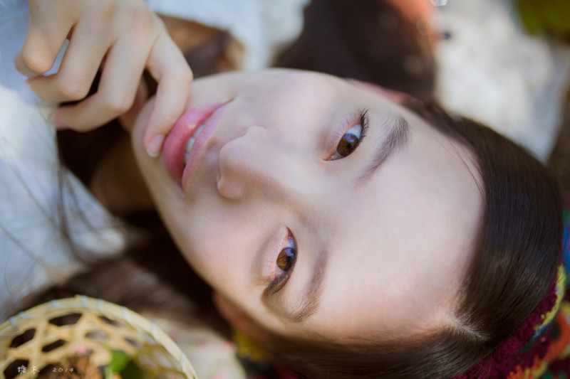 碎花裙美女森林捡松果  第9张