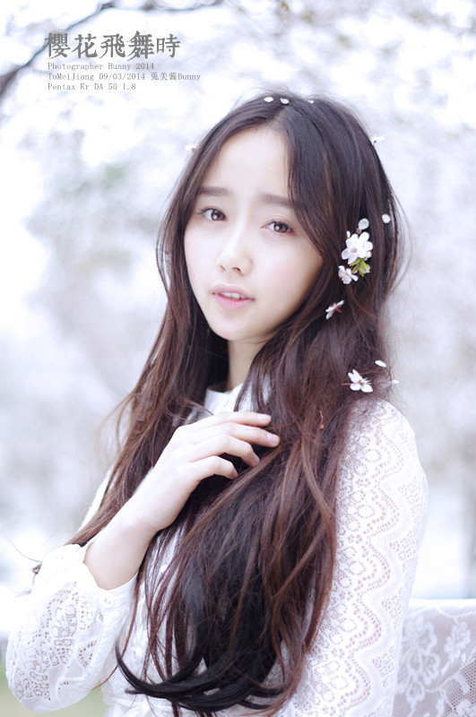 樱花飞舞下长发美女清纯图  第11张
