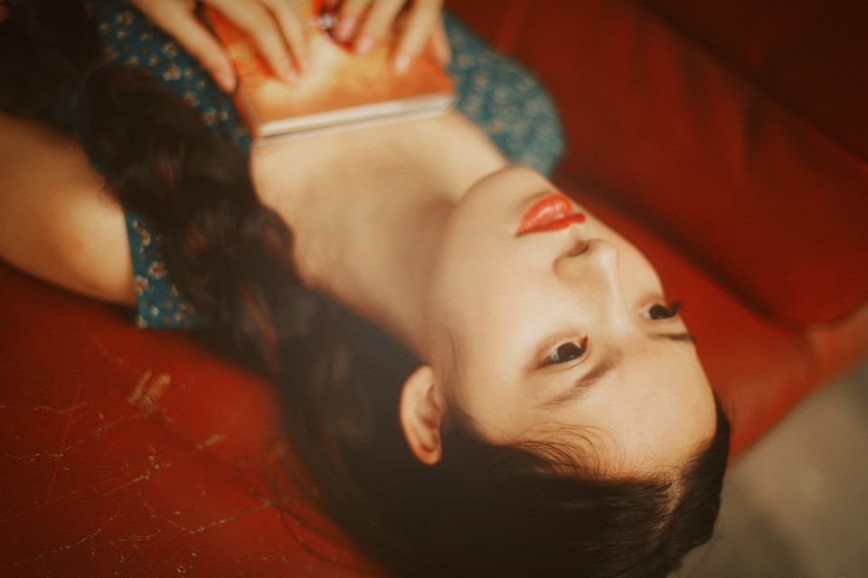 碎花长裙的红唇女孩唯美图  第13张