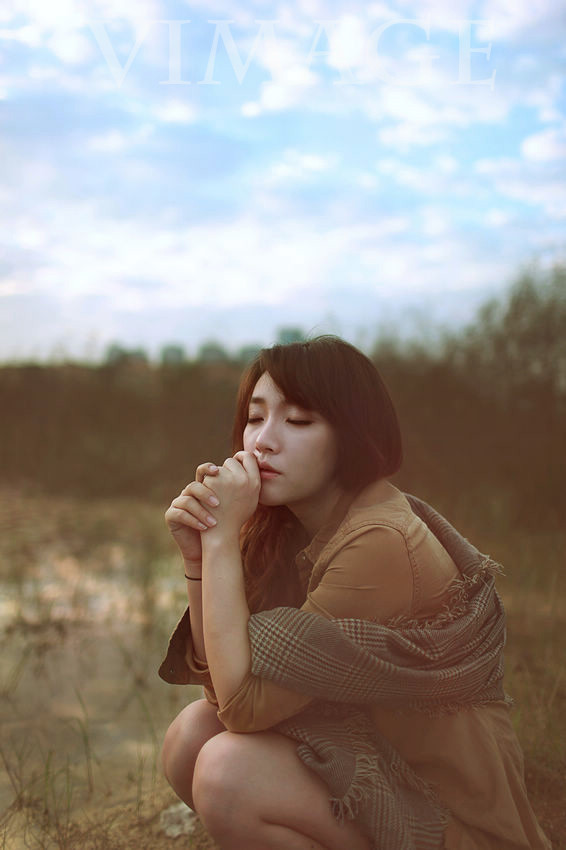 清纯长发美女户外写真  第7张