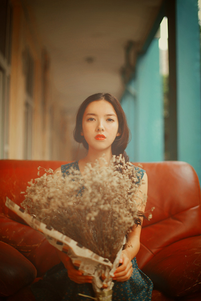 碎花长裙的红唇女孩唯美图  第4张