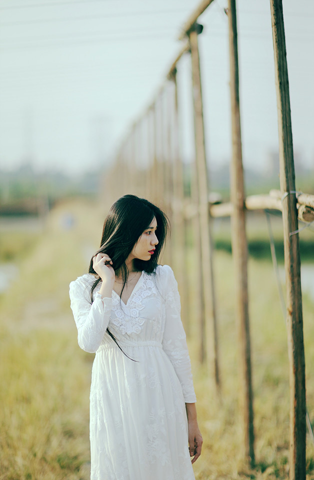 长裙女子户外思绪  第12张