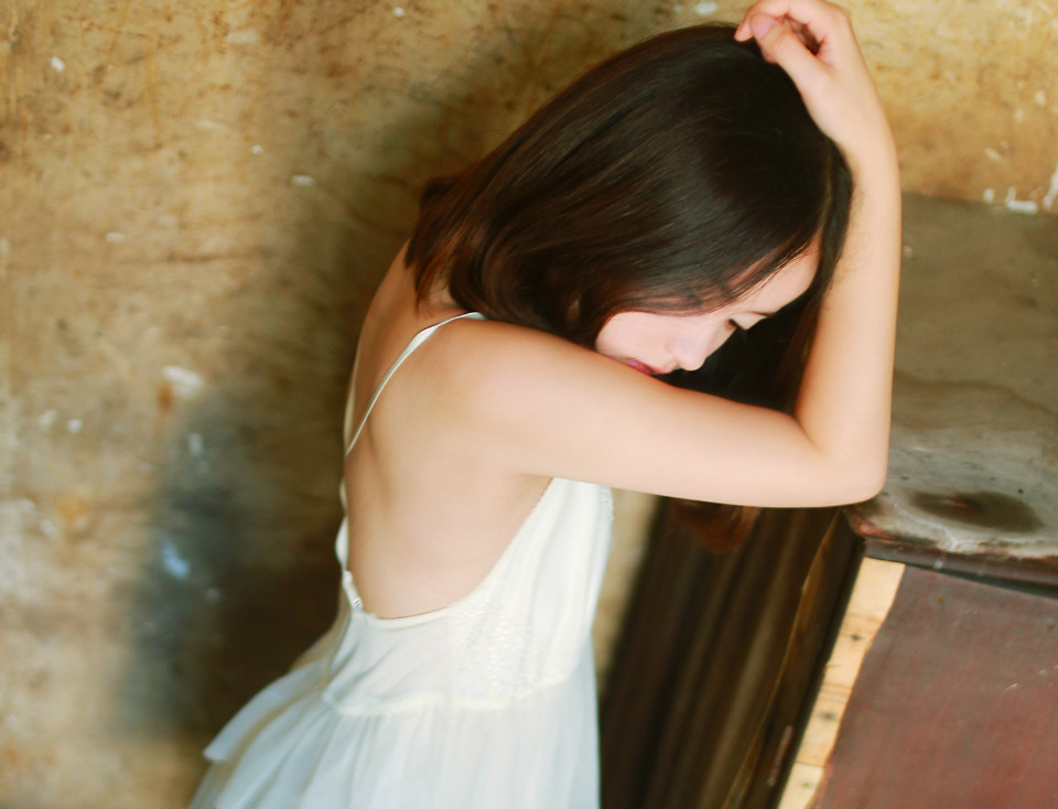 冷艳美女户外清纯图  第2张