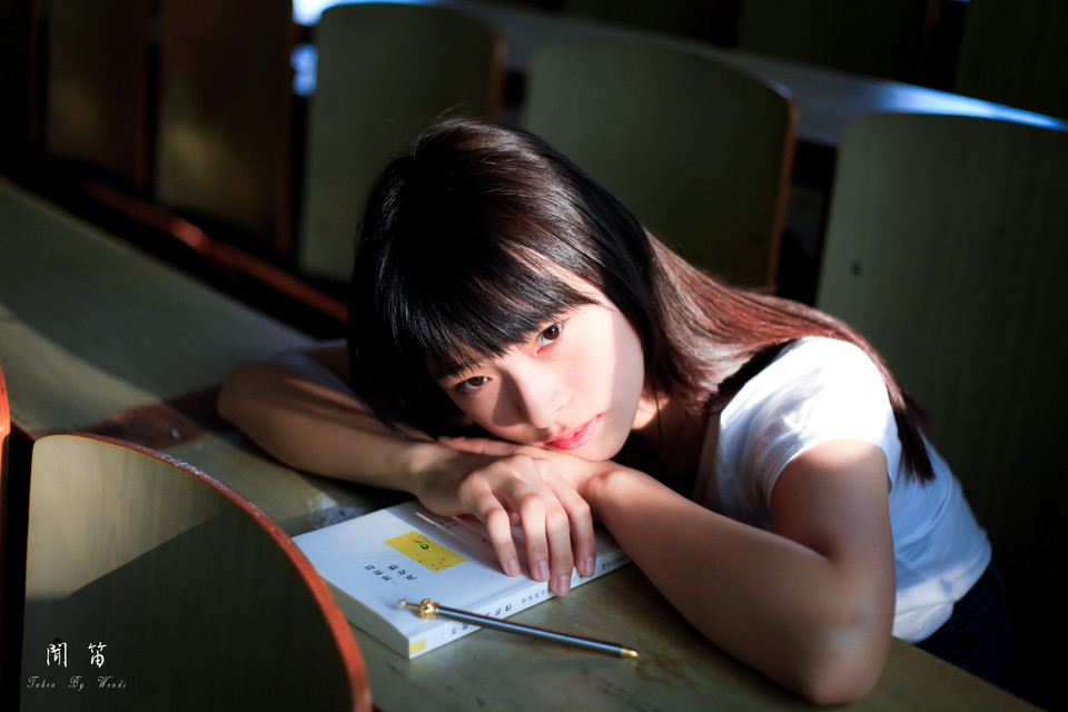 教室内的清晨长发美女  第8张