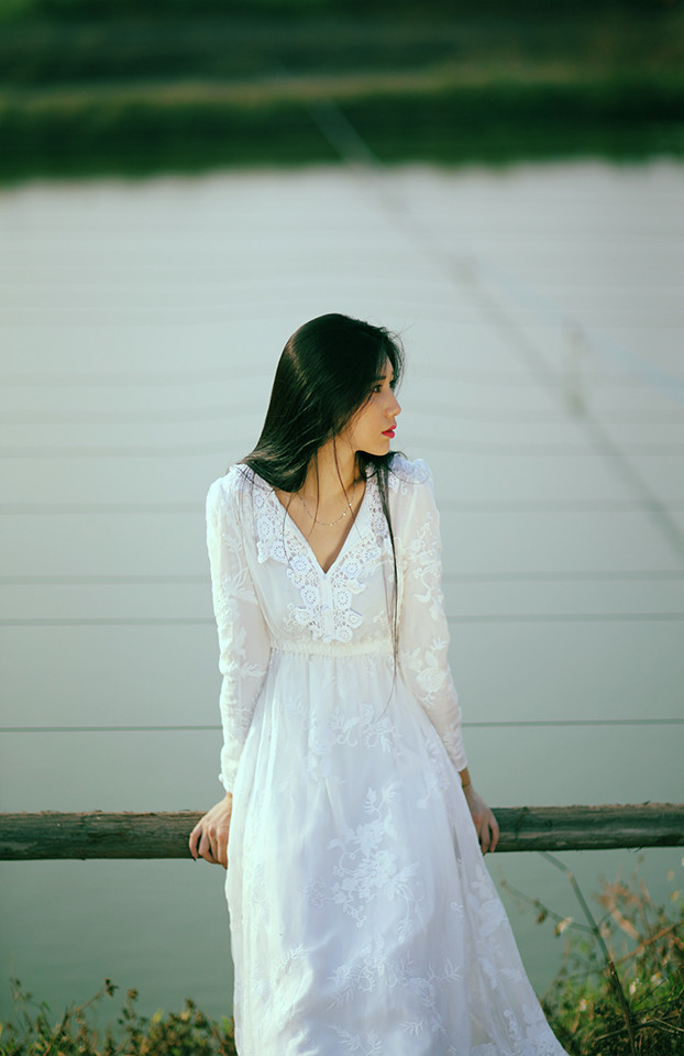 长裙女子户外思绪  第21张