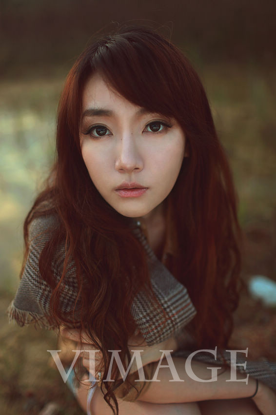 清纯长发美女户外写真  第3张