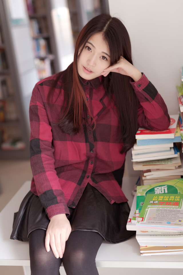 格子衫美女甜美卖萌图  第1张