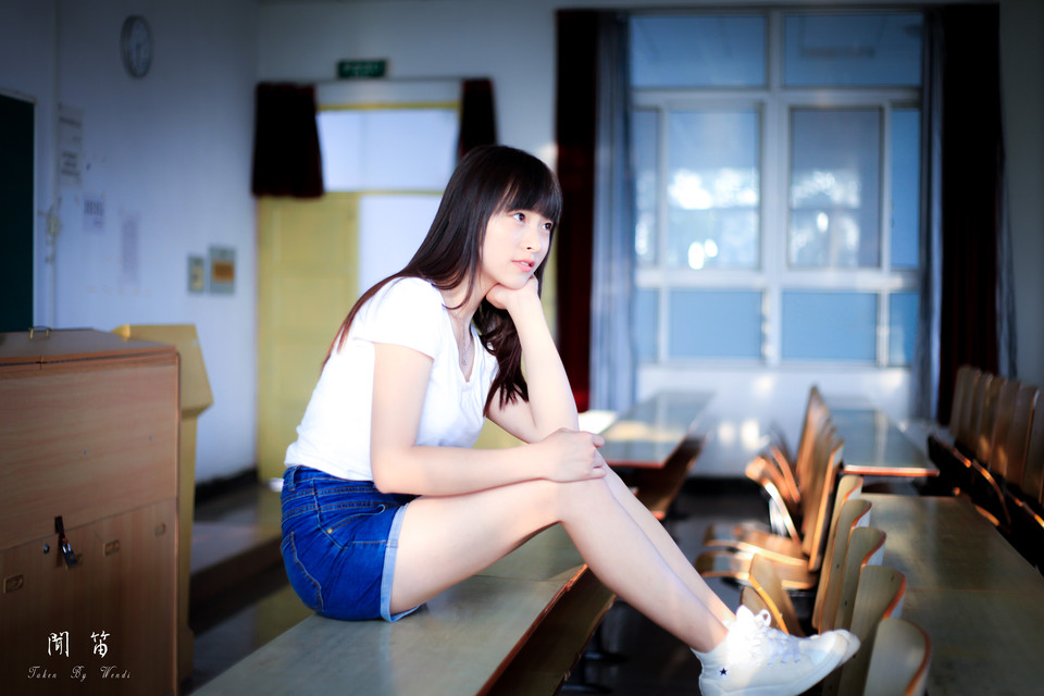 教室内的清晨长发美女  第2张