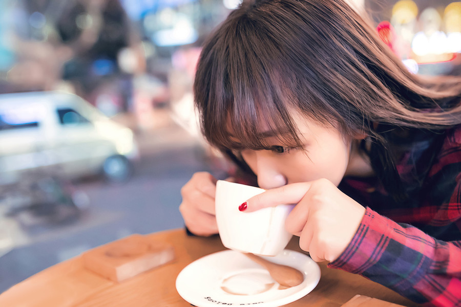 复古女子户外气质写真  第12张