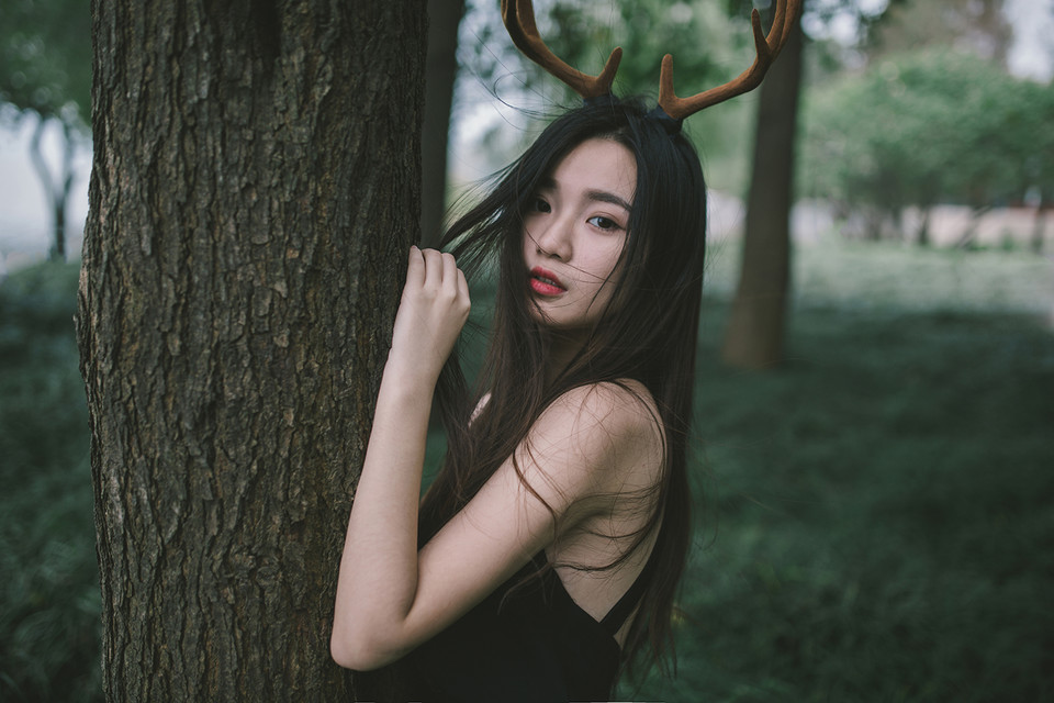 麋鹿女子森林唯美清纯图  第4张