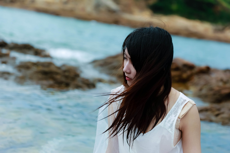 白裙美女搁浅在水中  第8张