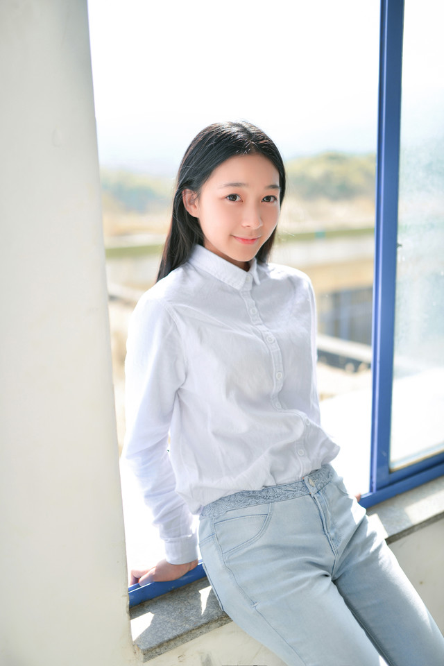 清新女子阳光下甜美笑容  第7张