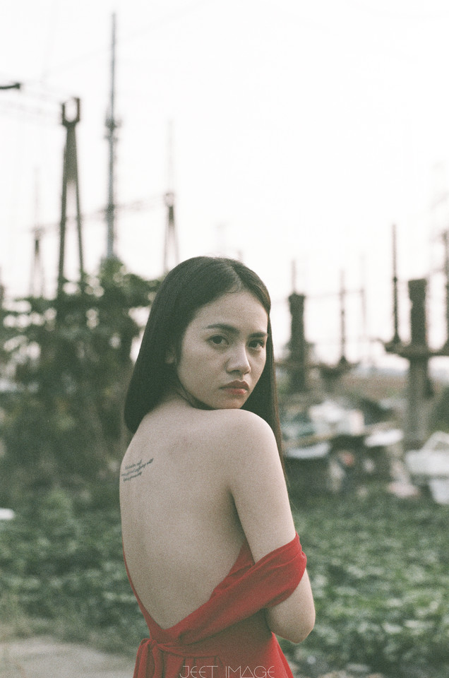 红裙女子白皙肌肤迷人写真  第11张