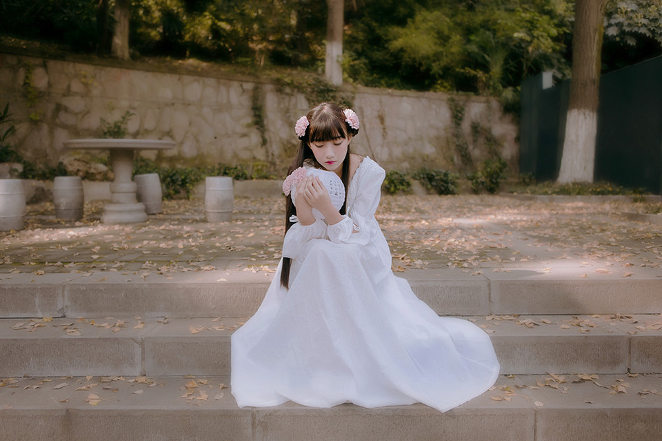 清纯女子户外迷人白裙  第12张