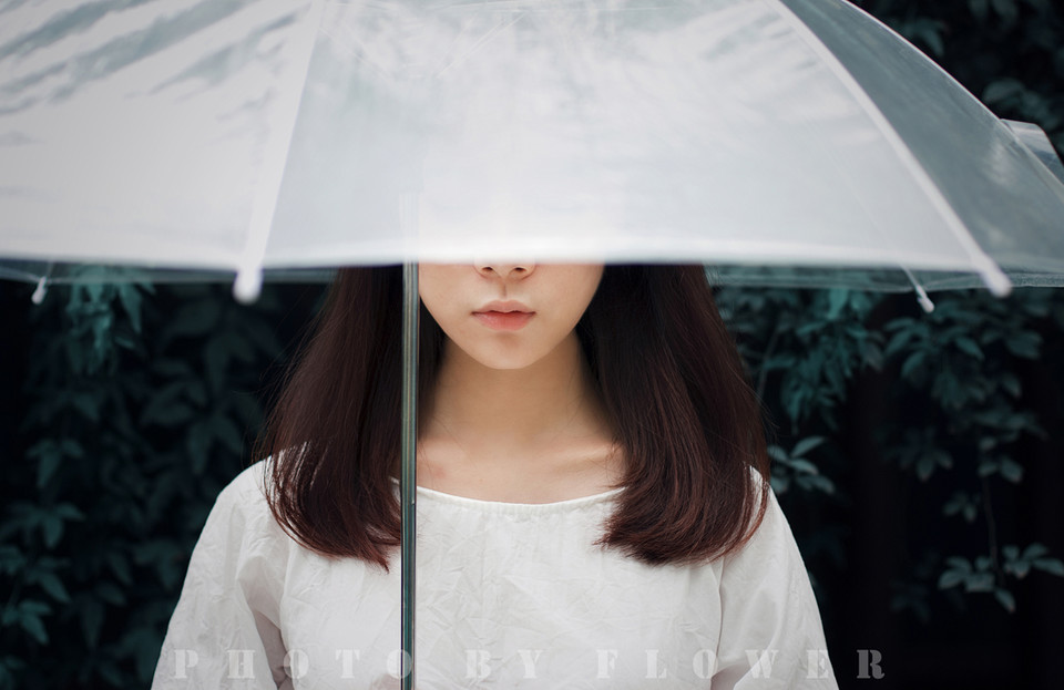 伞下女子的唯美清纯写真图  第9张