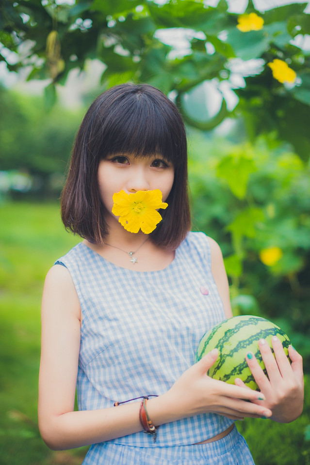 西瓜美女清纯卖萌户外图  第3张