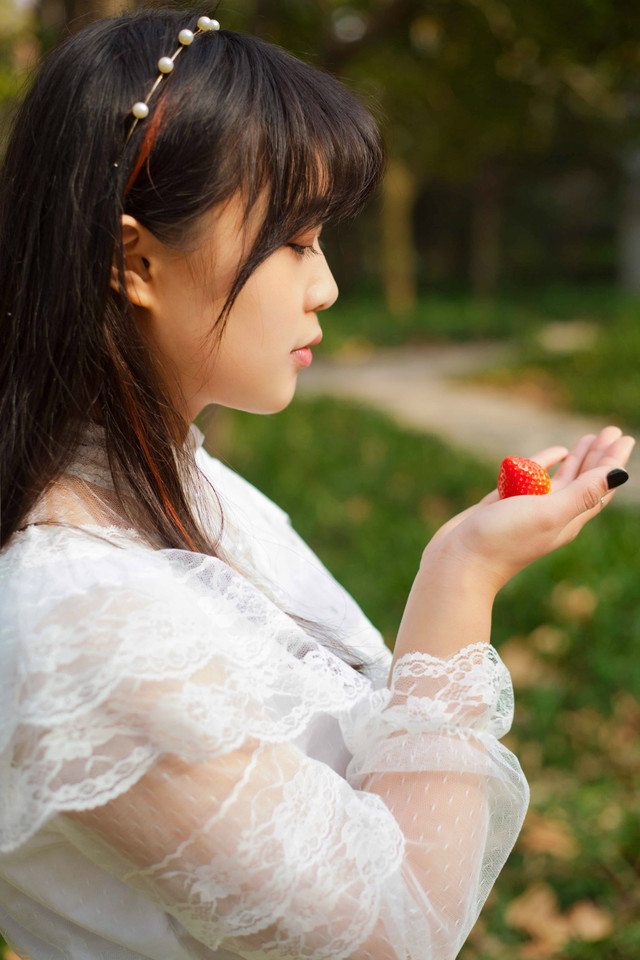 草莓姑娘森林清纯图  第1张