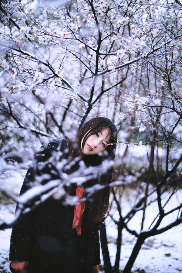 雪地上的清纯女子图片  第3张