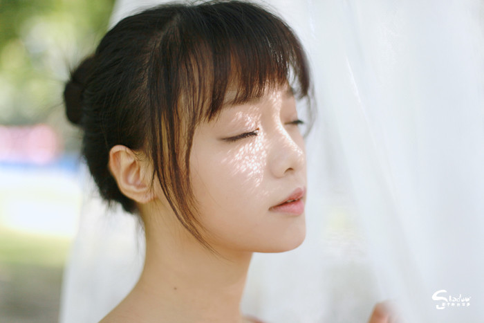 跳舞姑娘草地上的迷人舞姿  第8张