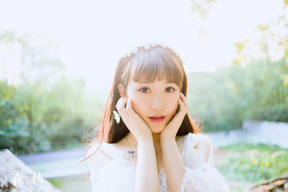 蕾丝短裙美女在深秋的森林写真图  第2张