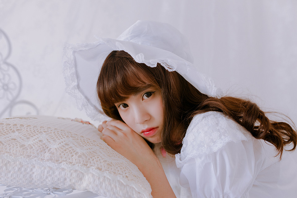 纯白私房的白裙卷发女子  第2张