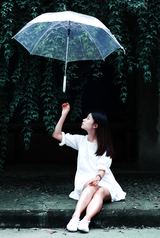 伞下女子的唯美清纯写真图  第3张