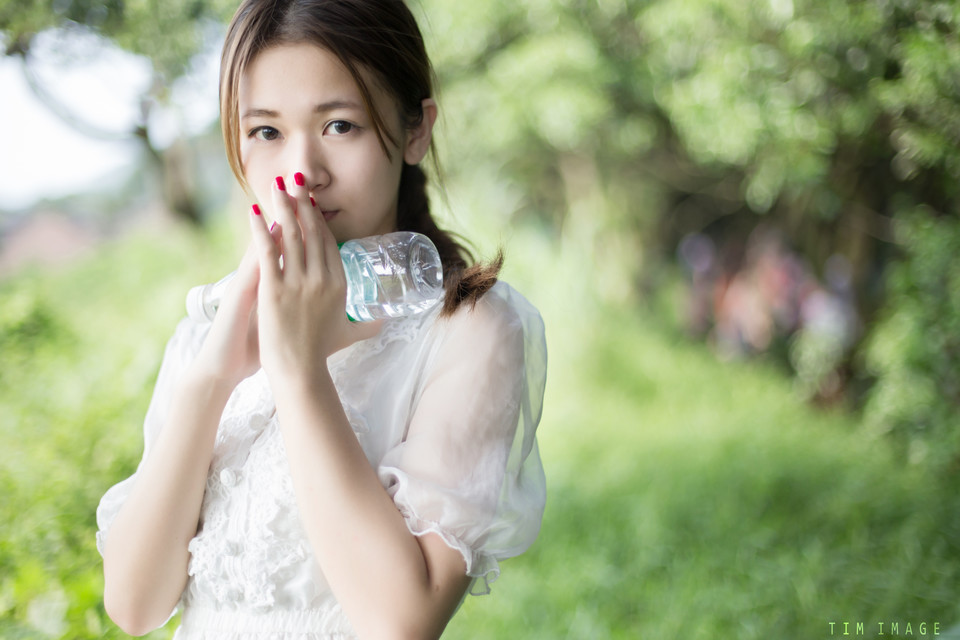 长裙女子纪念青春时光  第17张