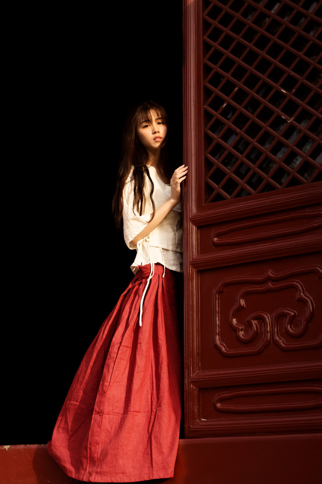 夕阳下气质美女唯美图  第9张