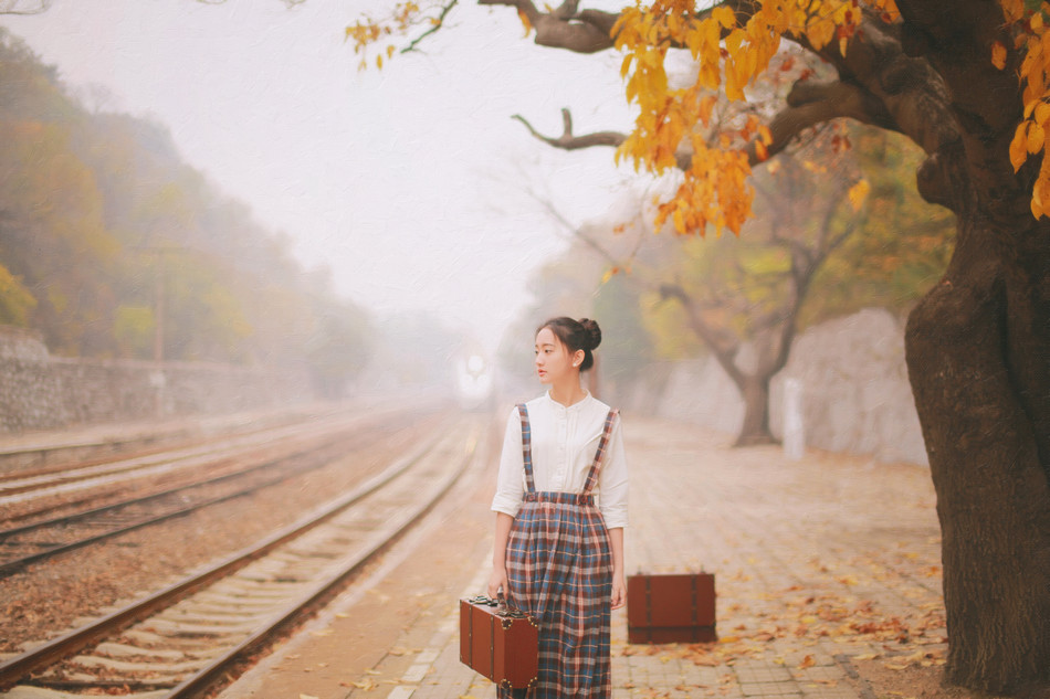秋日的清纯女子铁轨图  第25张